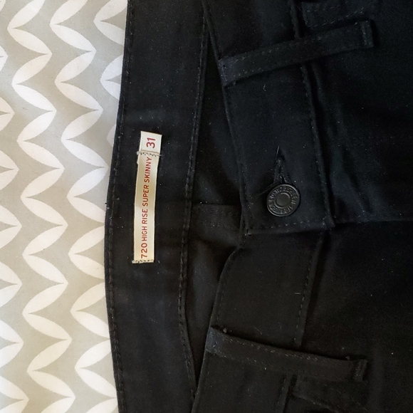 *Like New* Levi's Rich Black Skinnies - Picture 4 of 15